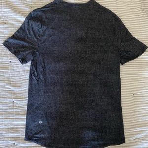 Men’s Lululemon short sleeve T-shirt